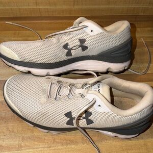 Under Armour Men's 8 - white and grey Sneakers
